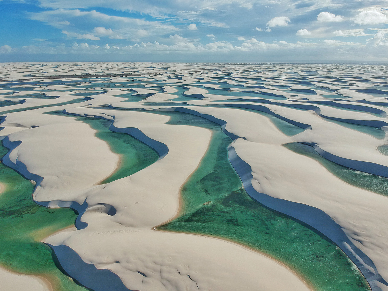 Viajante contemplando as lagoas dos Lençóis Maranhenses