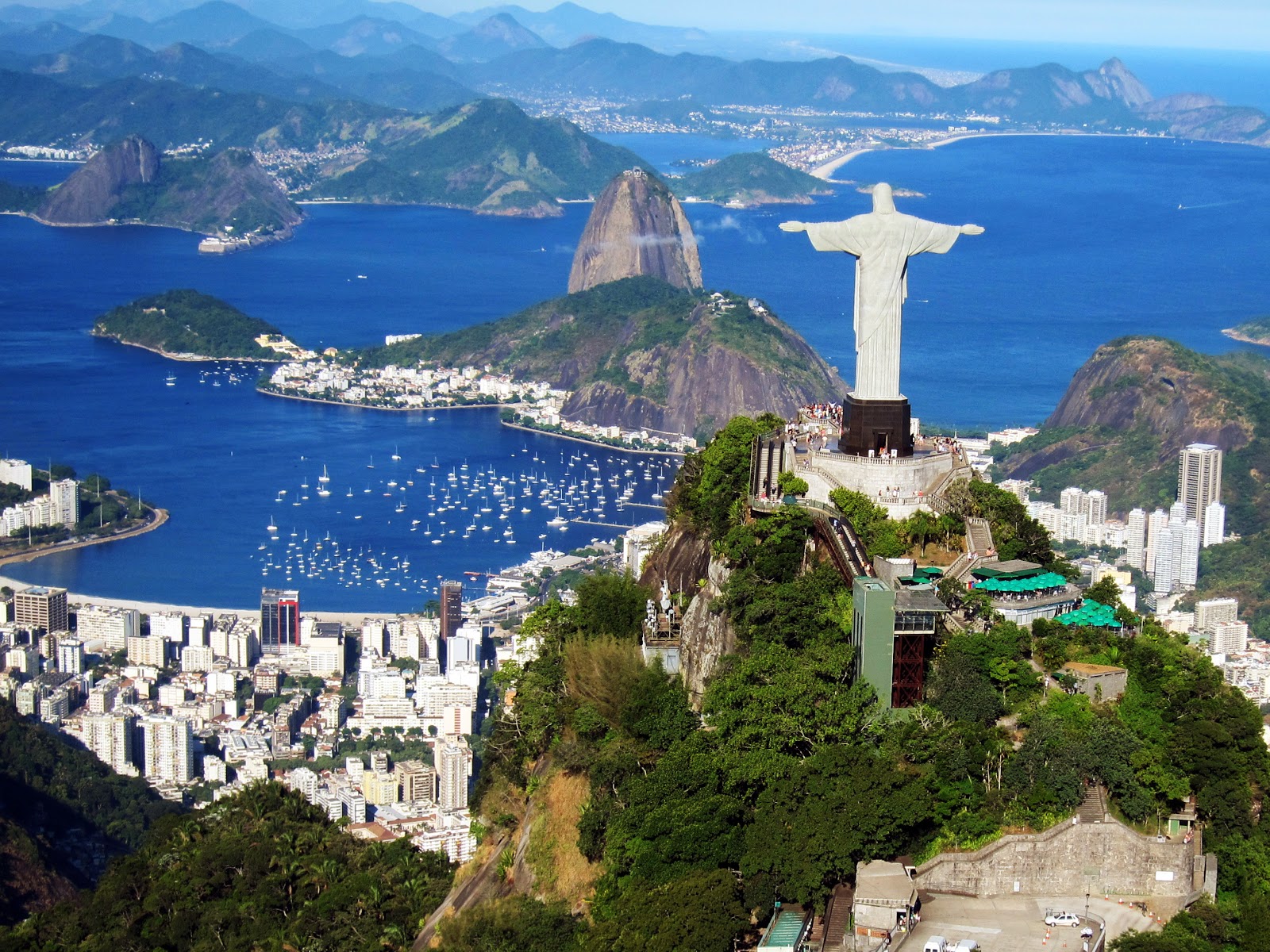 Vista aérea do Rio de Janeiro entre mar e montanhas
